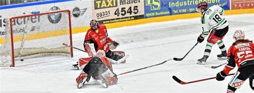 Letztlich das entscheidende Tor zum Sieg: Enrico Henriquez hat Memmingens Torhüterin Jennifer Harß zum 3:1 für die Starbulls Rosenheim überwunden.Foto Zwibel