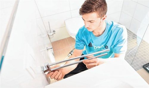 Mithilfe eines Profis gelingt die Badgestaltung. Gerade, wenn es um das Thema Barrierefreiheit geht, sollte ein Fachmann ans Werk. Foto djd/bad.de
