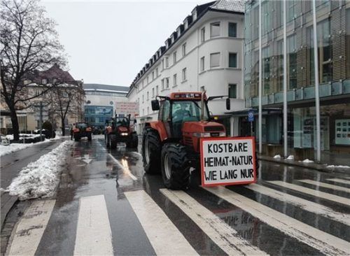 Motorisierter Protest: Traktor-Korso am Kuko. Foto Weiser