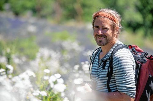 „Muss es immer der Mähroboter sein, oder lassen wir da mal Wiese stehen?“ Jonas Garschhammer in seinem Element – in der Natur. Foto privat