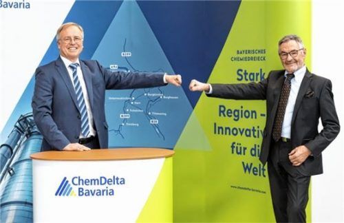 Nach über fünfjähriger Tätigkeit übergibt Georg Häckl (rechts) den Sprecherstab bei ChemDelta Bavaria an Dr. Bernhard Langhammer. Foto re