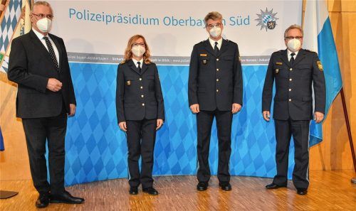 Nachträgliche Staffelstabübergabe im offiziellen Rahmen: Bayerns Innenminister Joachim Herrmann reiste nach Rosenheim, um die scheidende Vizepräsidentin Eva Schichl zu verabschieden und ihren Nachfolger Frank Hellwig ins Amt einzuführen, das Ganze im Beisein von Polizeipräsident Robert Kopp (von links). Foto Schlecker