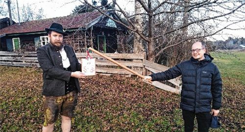 Neues Heim für die Burschen: Pfarrer Andreas Przybylski übergab jüngst – mit dem nötigen Abstand – die Schlüssel an den Vorsitzenden des Burschenvereins, Peter Pawolleck. Foto RE