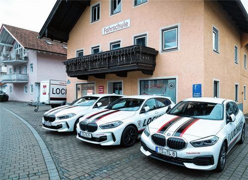Nichts geht mehr: Nach dem Lockdown ruht aktuell auch der Betrieb in den Fahrschulen der Region, hier in Grabenstätt. Im Frühjahr folgte der erzwungenen Schließung ein extremer Andrang und Arbeitsanfall, der manche Fahrschule zum Aufnahmestopp gezwungen hat. Foto Effner