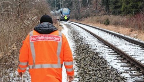 Nichts ging mehr nach dem Unfall: Die Bahnstrecke musste für rund 4,5 Stunden gesperrt werden. Foto Hadersbeck