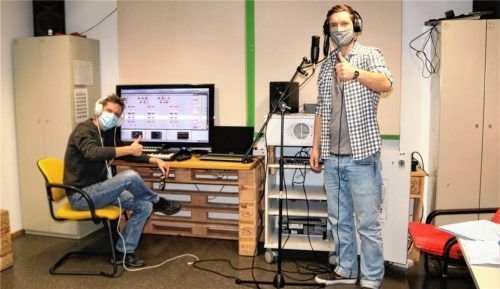 Per Internet und Telefon: Trotz der drastischen coronabedingten Einschränkungen pflegen die beiden Sozialpädagogen Christian Spatzier und Max Mank (von links, im Tonstudio des Kolbermoorer Jugendtreffs) den Kontakt mit den Jugendlichen. Foto Riediger