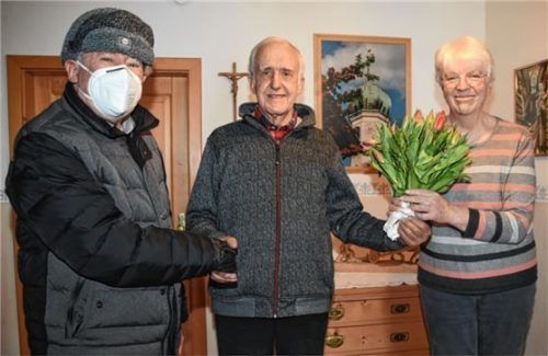 Pfarrer Josef Hartl (links) gratulierte Mesner Ludwig Gruber und seiner Frau Hedwig zum Dienstjubiläum.Foto Ruprecht