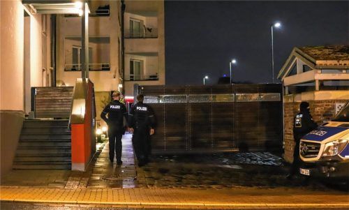 Polizeibeamte sichern im Rahmen der Razzia gegen Kinderpornografie ein Gebäude im nordrhein-westfälischen Herdecke. Im Zuge der Razzia wurden auch Objekte in Rosenheim und Schnaitsee durchsucht. Foto dpa