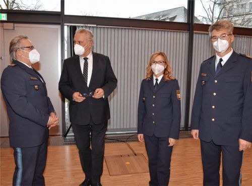 Viel diskutierter Pressetermin mit anschließender Dienstbesprechung und Drei-Gänge Menü in Rosenheim: Polizeipräsident Robert Kopp, Bayerns Innenminister Joachim Herrmann, die scheidende Vizepräsidentin Eva Schichl und ihr Nachfolger Frank Hellwig (von links). Foto Schlecker