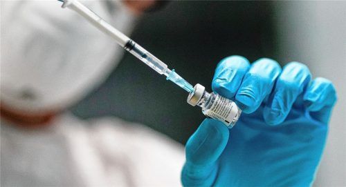 Rettender Impfstoff? Die Debatte darüber, wie und in welchem Maß die Massenimpfung ablaufen soll, ist unter unseren Lesern in vollem Gange. Foto dpa