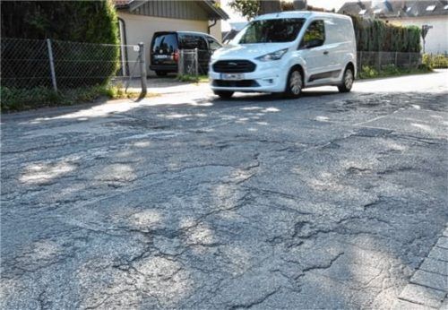 Risse im Belag und Schlaglöcher: Die Mangfallstraße Nord soll noch in diesem Jahr saniert werden. Foto Schlecker