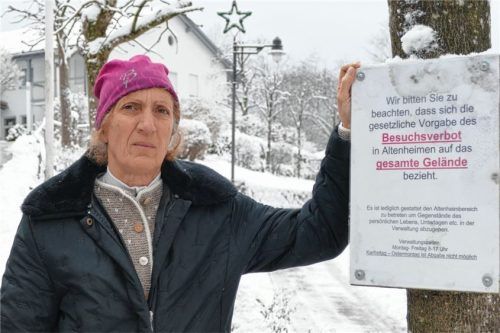 Seit zwei Monaten schon kann Angela Bauer (60) aus Kiefersfelden ihre Mutter im Caritas-Altenheim St. Peter nicht mehr besuchen. Hier herrscht bis auf Weiteres Besuchsverbot. Foto Hoffmann