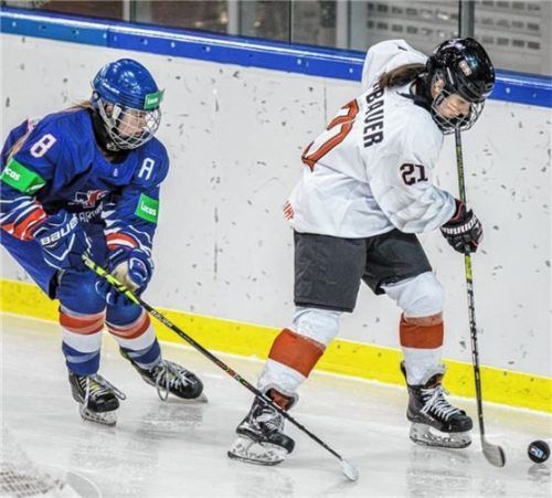 Starbulls-Stürmerin Emma Hofbauer (rechts) spielt für Österreichs A-Nationalmannschaft. Foto  Starbulls