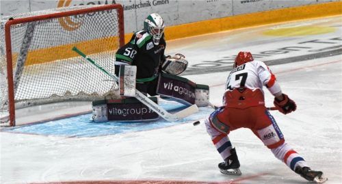 Starbulls-Torhüter Andi Mechel war gegen Selb nur einmal machtlos, als Liga-Topscorer Nick Miglio zur zwischenzeitlichen Gäste-Führung erfolgreich war.Foto Ziegler