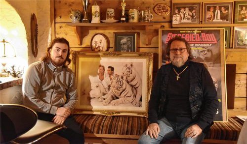 Tieftraurig über den Tod von Siegfried Fischbacher: Neffe Marinus (66, rechts) und Großneffe Marinus (26) im Elternhaus des Magiers in der Kastenau. Foto Schlecker