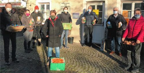 Trafen sich vor der Tafel (von links): CSU-Mitglied Günter Lodes, Bernadette und Max Schlarb vom Biohof Schlarb, Fraktionsmitglieder Sabine Balletshofer, Leonhard Sedlbauer, Josef Krug, Gerhard Duschl und Tafel-Leiterin Dagmar Badura. Foto sedlbauer