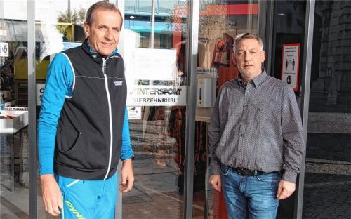 Udo Siebzehnrübl (links) – hier mit Filialleiter Alexander Kneissl – will sein Sportgeschäft in der Rosenheimer Innenstadt trotz einer möglichen Verlängerung des coronabedingten Lockdowns wieder öffnen.Foto Hadersbeck