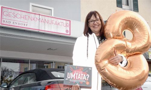 Ulrike Peschutter von der „Geschenkmanufaktur“ freut sich, dass sie jetzt wieder mehr zu tun hat. Die Kunden seien „sehr dankbar.“ Foto Ammelburger