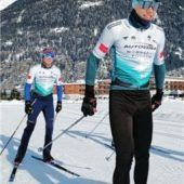 Radfahrer auf Langlauf-Ski