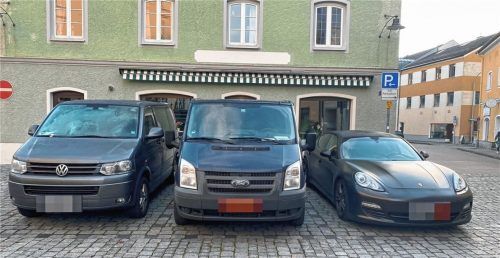 Ungleichbehandlung beim Knöllchen? Ein Rosenheimer klagt: Ihn habe das Ordnungsamt verwarnt, den Porsche-Fahrer rechts jedoch nicht. Fotos privat