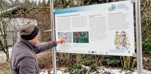 Unterwegs mit Ortsheimatpfleger Rupert Wörndl aus Frasdorf. Bei einem kurzen Halt an der Römerweg-Tafel erklärt er, dass es sich bei der vermeintlichen Soletrasse wohl um die alte Aufschlagswasserleitung handelt. Foto Hötzelsperger