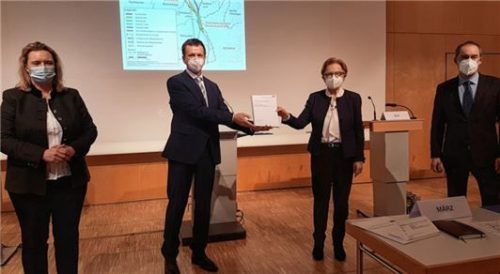 Viel Arbeit: Regierungspräsidentin Maria Els übergibt an Klaus-Dieter Josel von der Deutschen Bahn 180 Seiten Gutachten, flankiert von Bauministerin Kerstin Schreyer und Wirtschaftsminister Hubert Aiwanger. Foto Weiser