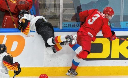 Voller Einsatz: Artemi Knyazev (rechts) aus Russland drückt Mario Zimmermann gegen die Bande. Foto Dpa/ Jason Franson