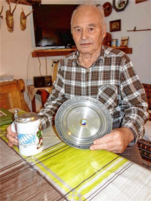 Von den Leistungen Franz Praßbergers zeugt unter anderem der Ehrenteller des Chiemgau-Alpenverbandes.