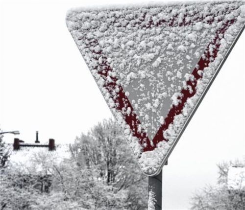 Was gilt, wenn Verkehrsschilder vom Schnee verdeckt sind? ampnet/DVR