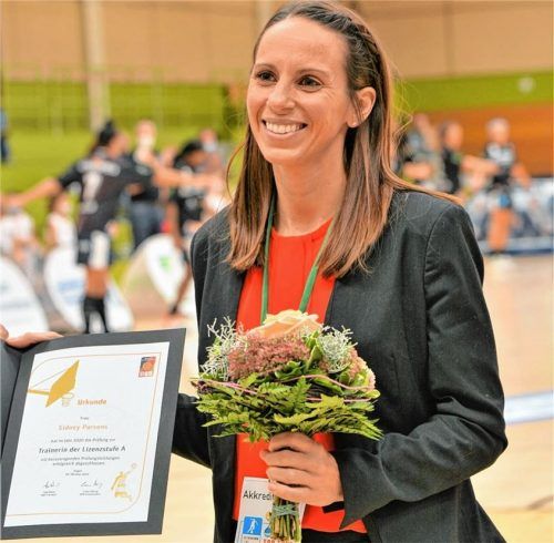 Wasserburgs Trainerin Sidney Parsons mit der Urkunde zur A-Trainerlizenz.Foto hörndl