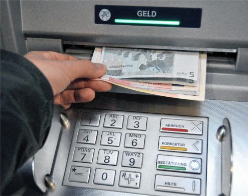 Weil sie vom Bankkonto eines 67-jährigen Alkoholikers über 6000 Euro abgehoben haben, mussten sich jetzt zwei Männer und eine Frau in Rosenheim vor Gericht verantworten. Foto dpa
