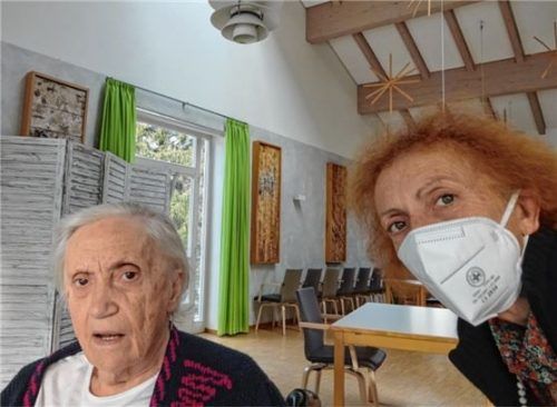 Wiedersehen mit FFP2-Maske und Abstand: Angela Bauer (rechts) und ihre Mutter Justine beim Besuch am vergangenen Donnerstag. Foto Bauer