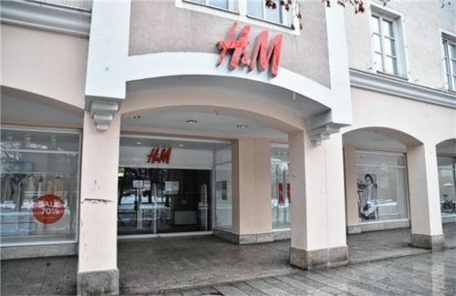 Will die Zahl seiner Angestellten auch in Rosenheim reduzieren: der Modehändler Hennes und Mauritz.Foto Schlecker