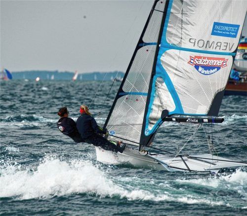 Wollen in Tokio eine Medaille holen: Die Seglerinnen Tina Lutz (rechts) und Susann Beucke vom Chiemsee Yachtclub.