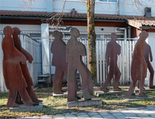 Zehn Jahre standen die Stahlfiguren „Der Mensch und seine Schatten“ von Rudl Endriß dicht gedrängt am Beginn der Kolbermoorer Straße im Aicherpark.