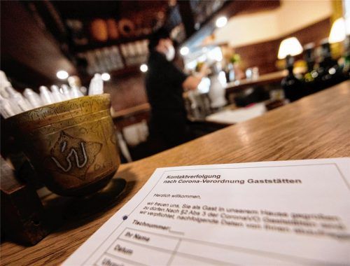 Zettelwirtschaft: Die Kontaktlisten, die Gastronomiebetriebe nach dem ersten Lockdown geführt hatten, sollten helfen, Kontakte von Corona-Infizierten nachverfolgen zu können. Foto dpa