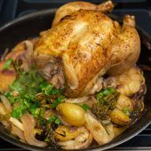 Bauernhendl mit Fenchel sowie roten Zwiebeln und Kartoffeln