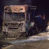Lkw brennt auf der Autobahn 8 aus