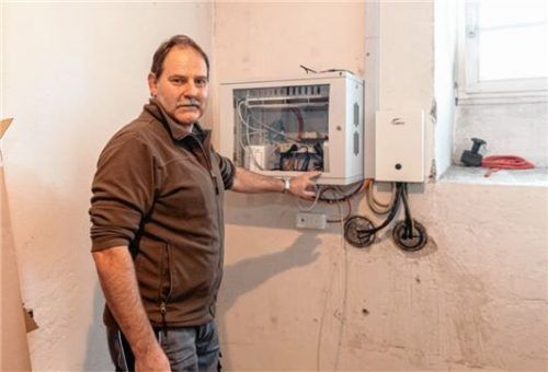 Alfred Lax ist wie seine Kollegen „Mädchen für alles“ und muss von allem eine Ahnung haben, auch von der Neuverkabelung, die in der Mangfallschule für den Distanzunterricht per Computer notwendig wurde.