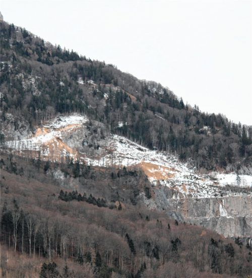 Am Heuberg bei Nußdorf will das Aktionsbündnis „Rettet den Heuberg“ den weiteren Abbau am Steinbruch stoppen. Foto  Steffenhagen