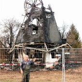 Alte Windmühle wird Raub der Flammen
