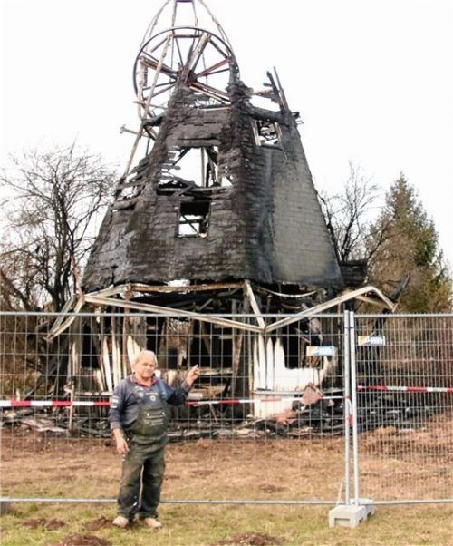 Nach dem Brand Ende Februar: Besitzer Fritz Wagner vor dem einstigen Wahrzeichen. Fotos Poitsch/re