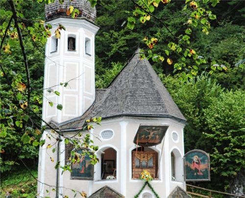Am Waldrand steht die Sachranger Ölbergkapelle und sieht ihrer Renovierung entgegen. Der Holzwurm hat das Kirchlein befallen. Foto Rehberg