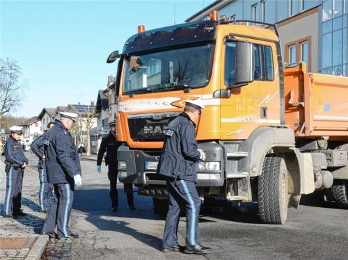 An der Unfallstelle in Bad Endorf: Im März vergangenen Jahres ist ein 53-Jähriger von einem Kipplaster überrolltworden, der vom Postweg nach links in die Chiemseestraße abbiegen wollte. Foto Ammelburger