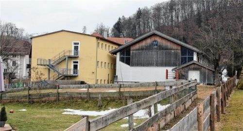Anbau an der Nordseite des gelben Grundschulgebäudes oder ein Dachausbau? In jedem Fall muss erweitert werden.Foto Schmidt