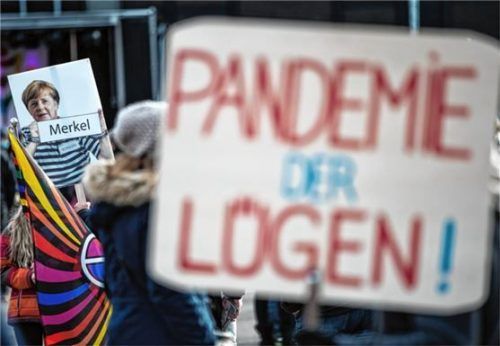 Anhänger der Querdenker-Bewegung bei einer Demonstration in Göppingen. Am heutigen Samstag werden bis zu 1000 Querdenker in Rosenheim erwartet. Foto dpa