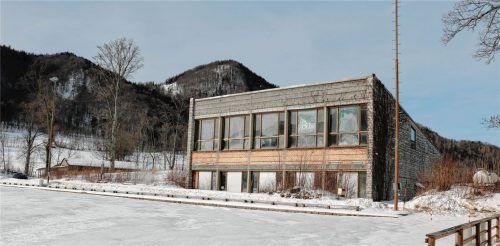 Anstelle der alten Turnhalle soll für Aschau nun eine 1,5-fach-Halle statt der geplanten 2,5-fach-Halle entstehen. Grund dafür sind die immensen Kosten. Foto Rehberg