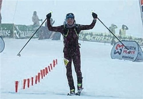 Antonia Niedermaier bejubelt im Ziel ihren zweiten Weltcup-Sieg in der Klasse der weiblichen Jugend.Foto Maurizio Torri