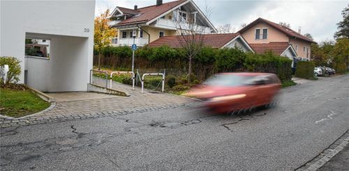 Anwohner der „Schleichwege“ durch Stephanskirchen beklagen immer wieder zu flotte Fahrer in den Wohngebieten. Die Raserei kann ab sofortteuer werden, die Gemeinde hat den Zweckverband Oberland mit der Verkehrsüberwachung beauftragtFoto  Schlecker