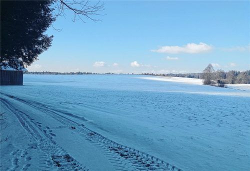 Das Irlacher Feld bleibt unberührt. Die Firma Wintershall Dea hat den Plan, Erdgas im Gemeindebereich Halfing zu fördern, auf Eis gelegt. Foto Hampel